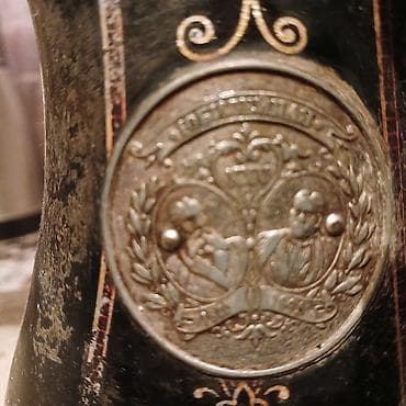 demir masinlar: Antik tikiş maşını – mexaniki, ayaq pedallı tip Xüsusiyyətlər: - — 2