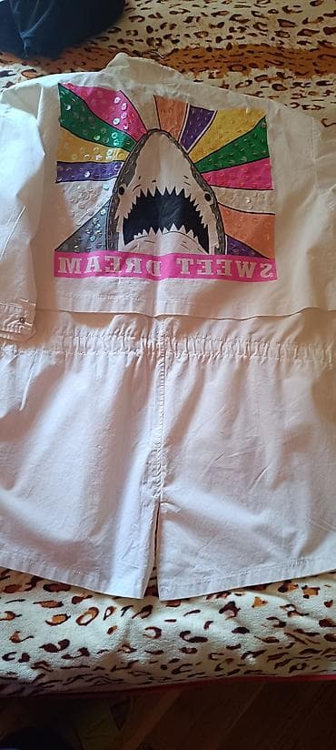 Ağ rəngli qadın yüngül kurtka/yağmurluq. Ön və arxa hissədə rəngarəng