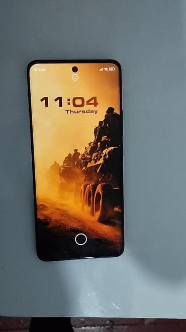 mini smart phone: Arxa tərəfində "REDMI" brendi və "108MP" yazısı olan qara rəngli — 2