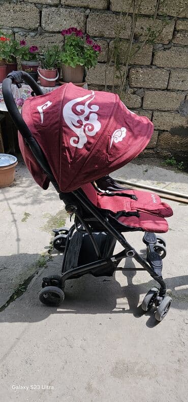 купить детскую коляску: Tünd qırmızı rəngdə, qara çərçivəli uşaq arabası. Təhlükəsiz oturacaq — 1