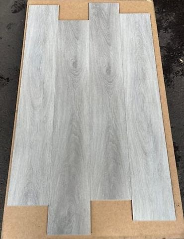 Məhsul: Döşəmə üçün laminat panellər - Rəng və naxış: Açıq-boz