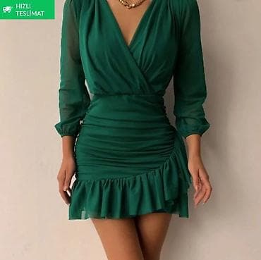 Zümrüd-yaşıl mini don - Model: büzgülü, sarafan tipli kəsim; V yaxa