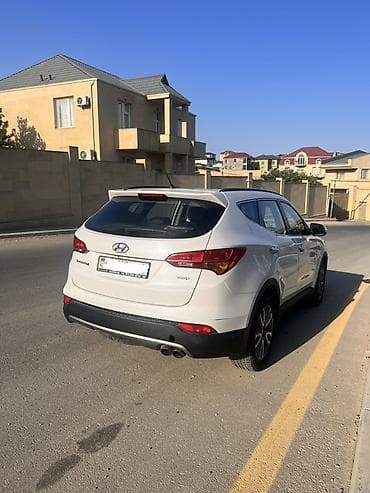 keys sat: Hyundai Santa Fe, ağ rəng, 4WD krossover/SUV. Xüsusiyyətlər: - Tam — 4