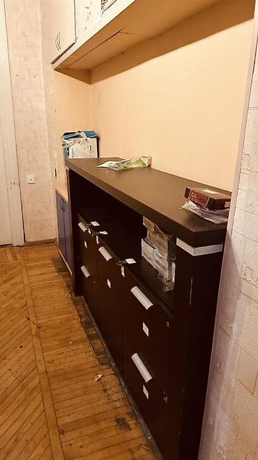 1) Ofis mebel dəsti – ağac Qara rengdə : 3 qabaq işçi masası, 1 böyük — 9