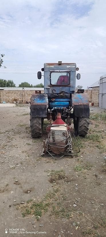 Arxasında sak var