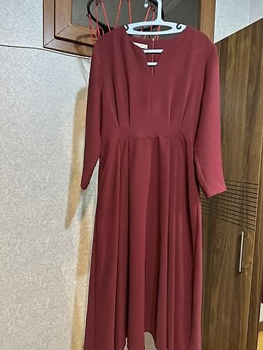 - Tünd bordo rəngdə uzun don - Sadə və zərif dizayn: yüngül A-kesim