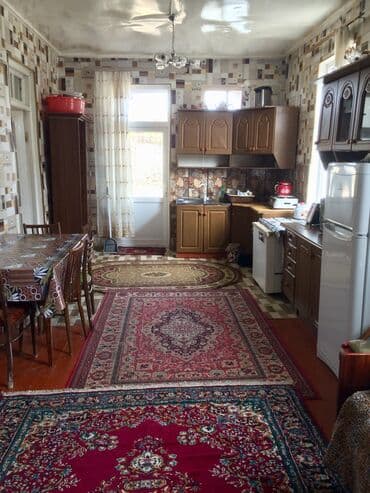 дом студия: Maştağa mərkəzdə 4 sotun içində 3 otaq 1 studia mətbəx.Ev məktəbə — 3