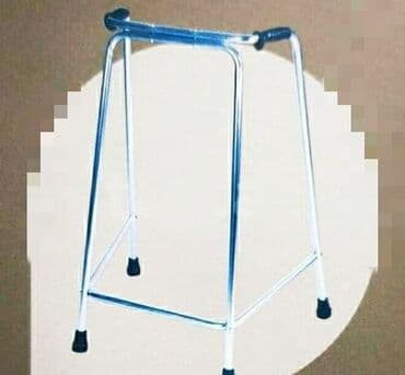 4 ayaqli celik: Bu gəzinti təlimçisi, hərəkət məhdudiyyəti olan şəxslər üçün nəzərdə — 1