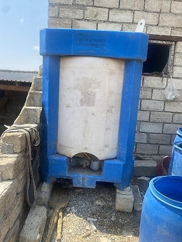Baklar və çənlər: Sənaye tipli IBC çən – ULTRATAINER - Tutum: təxmini 1000 litr — 2