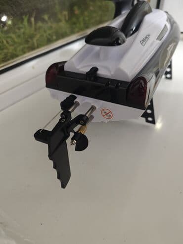 Hovuzlar: Pultla işləyən gəmi 35km/saat sürətlə hərəkət edir. Tərs çevrildikde — 4