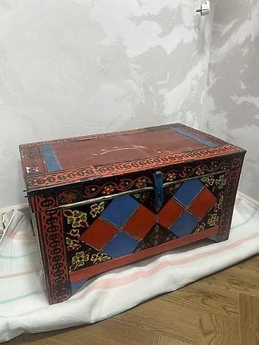 Süni güllər: Əl işçiliyi taxta sandıq - Material: bərk taxta, əl boyaması. - — 1