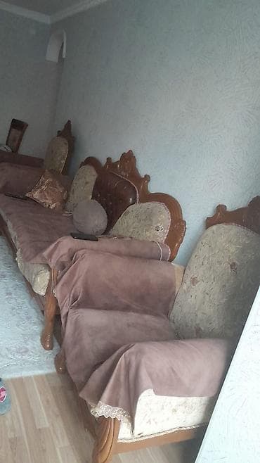 Klassik üslubda yumşaq mebel dəsti - Tərkib: 3 yerlik divan və 2 ədəd