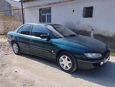 Opel: Opel sedan – yaşıl rəng, 4 qapılı, arxa çəkiliş emblemli model. Xarici — 5