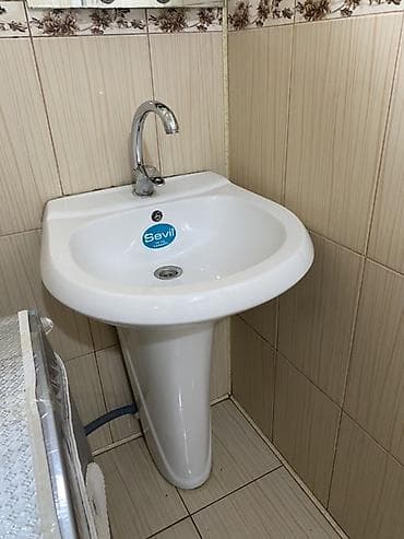 gence qapi: Vanna otağı üçün tam dəst: ayaqlı çanaq (pedestal lavabosu) və güzgü — 1