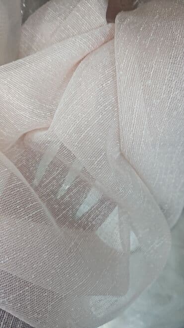 sadə pərdələr: Ağ, şəffaf tül pərdə, otağa zəriflik və işıq qatır. Yüngül toxuması — 12