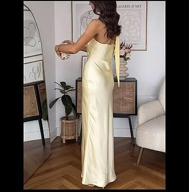 vecerni don: Zərif saten gecə/libas - Rəng: açıq şampan/sarı - Kəsim: uzadılmış — 4