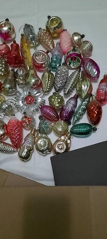 yeni il oyuncaqlari satisi: ГДР в коробке 100ман.снежинки стеклярус по 5 ман за одну.Верхушка — 10