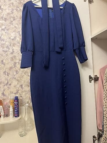 uzun qol koftalar: Tünd göy rəngdə zərif qadın donu. - Model: midi uzunluq, qələm kəsim — 2