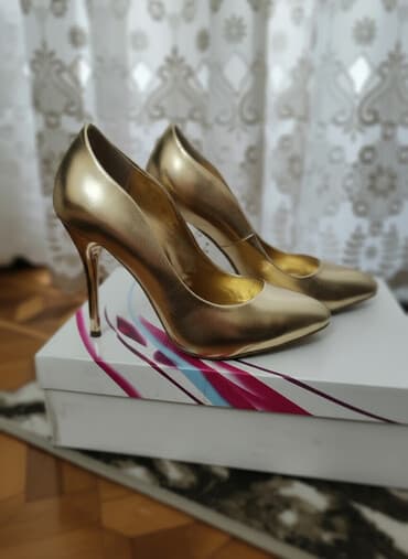 dikdaban: Qızılı rəngdə qadın tufliləri - Model: Klasik “pump” tipli, ucu sivri — 1