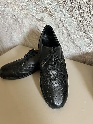 Qara rəngli klassik bağlamalı ayaqqabı - Stil: Broq üslubunda, ucluq — 1