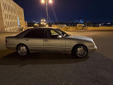 Mercedes-Benz E-Class: 2.2 l | 2000 il Sedan — 9