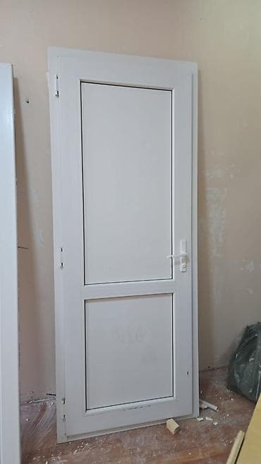plasik qapı: Plastik (PVC) qapı – ağ rəngdə, klassik dizayn. Xüsusiyyətlər: - — 2