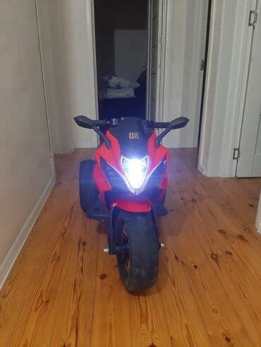 Məktəb çantaları: Uşaqlar üçün qırmızı rəngdə elektrik motosiklet. Bu model üç təkərli — 1