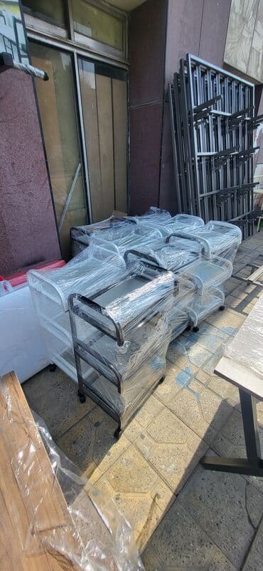 Metaldan hazırlanmış, dörd təkərli hərəkətli servis arabası. Üç