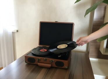 azərbaycan musiqi ədəbiyyatı pdf: Retro patefon val oxudan. Yenidir Retro dizaynlı, müasir funksiyalara — 1