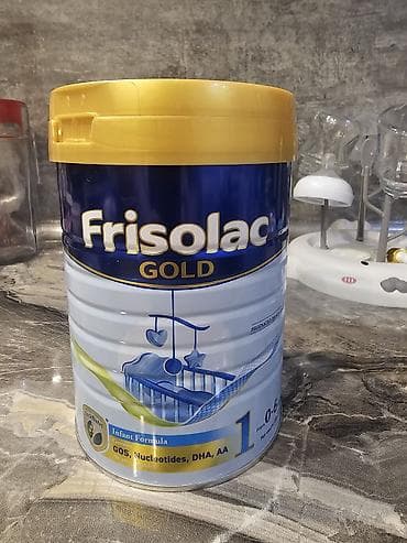Frisolac Gold 1 körpə yemi tozu. Üzərindən 4 qaşıq istifadə olunub