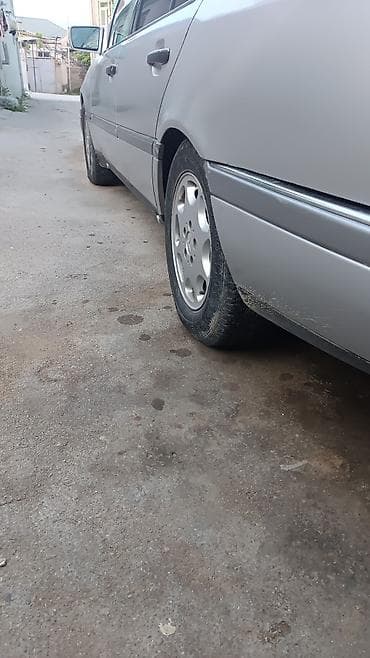 e 3 2: Mercedes-Benz C 250: 2.5 l | 1994 il Sedan — 4
