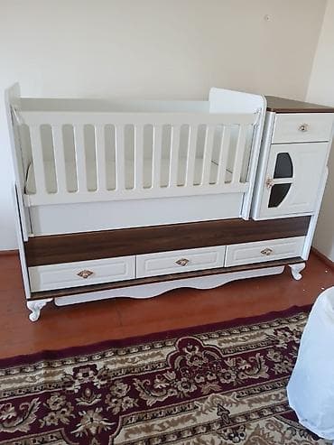 Oğlan və qız üçün, Dördbucaq, Beşik, Dəstsiz, Matras ilə, Yellənmə mexanizmsiz