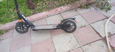 Şəhər içi rahat hərəkət üçün böyük təkərli mexaniki skuter. Əsas