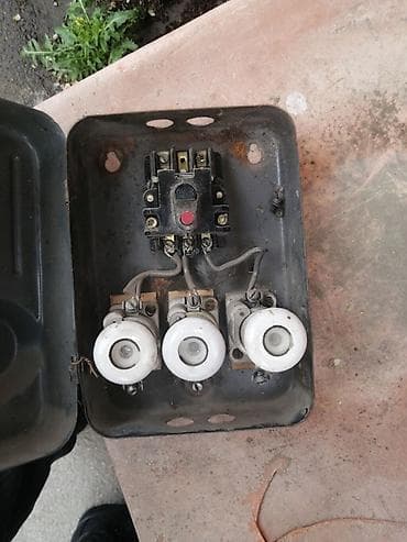 Sovet istehsalı elektrik paylama qutusu (sigortalı), metal korpusda