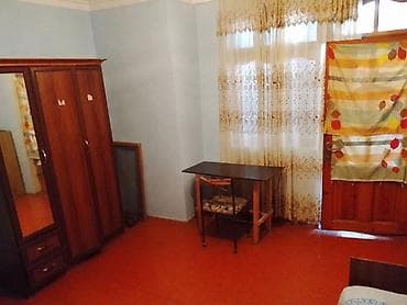 mini evler: Ev yiyəsi ilə birlikdə, bir otaq ev kirayə verilir. Həyət balaca bağlı — 2