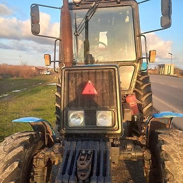 Belarus MTZ seriyalı traktor - Güclü dizel mühərrik, yan tərəfində