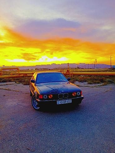 balaca masin: BMW 5 Series E34 sedan - Rəng: qara, klassik E34 kuzov - Ön optika — 1