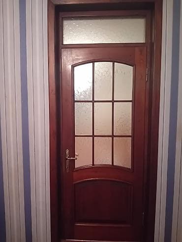 Taxta iç qapı – şüşəli, üst işıq pəncərəsi ilə - Material: təbii ağac