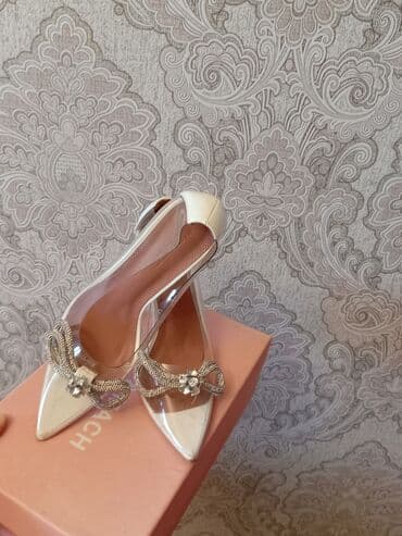 женская шифоновая блуза: Zərif qadın tuflisi – şəffaf vinil korpusu və ağ dəri detalları ilə — 2