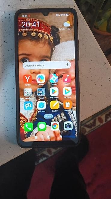 Redmi smartfon - Model xətti: Redmi (arxa qapaqda Redmi loqosu) -