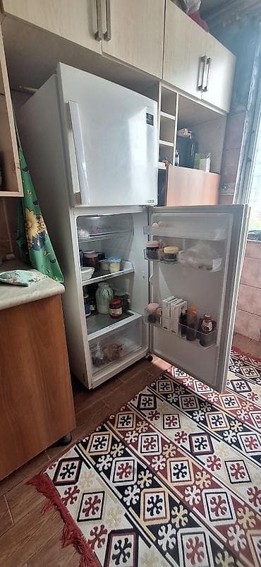 soyuduçu: 2 qapılı Samsung Soyuducu Satılır, rəng - Ağ, Təkərli — 3