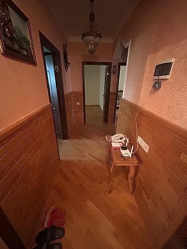 satıq evler: 3 otaqlı mənzil. Geniş və işıqlı zallar, taxta (parket) döşəmə, hündür — 4