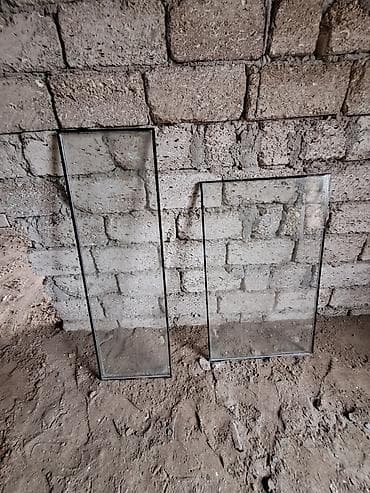 İki ədəd şüşə panel - Ölçülər: təxmini düzbucaqlı panellər; biri