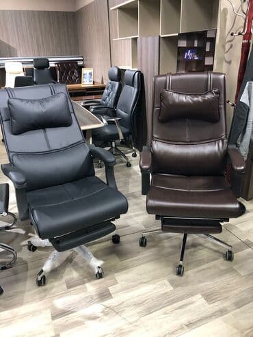 офисные кресла: Новый, С колесиками, Рукояти не регулируются, Кожа — 3
