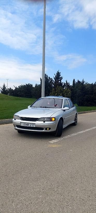 kia az: Gümüşü rəngdə sedan, idman üslublu eksteryer paketi ilə. - Kuzov: 4 — 2