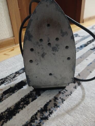 qədmi saat: Klassik elektrik ütü - Korpus: metal gövdə, lakin yan tərəflərdə — 2