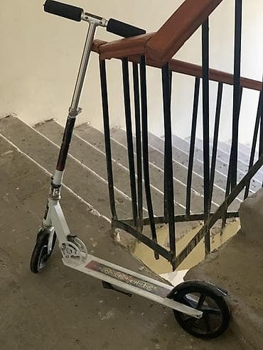 samkat: Şəhər içi rahat hərəkət üçün yüngül və praktik skuter - Rəng: ağ — 1