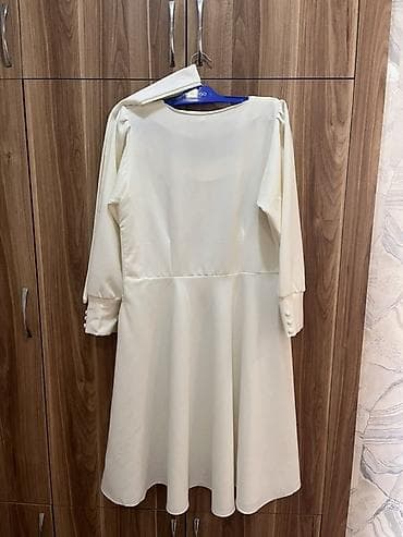 elbiseler: Zərif ağ rəngli qadın donu - Klassik dizayn: kvadrat ön yaxa, arxası — 2