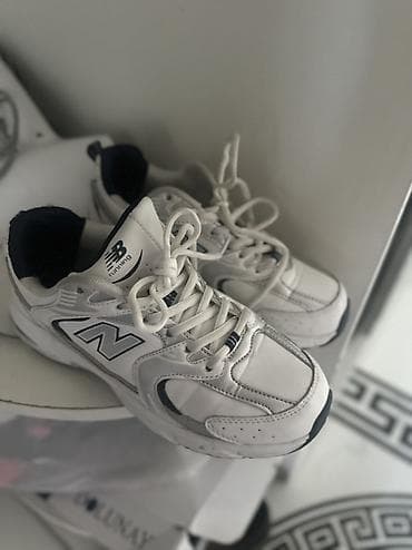 New Balance “Running” krossovkaları - Rəng: ağ, tünd lacivərt