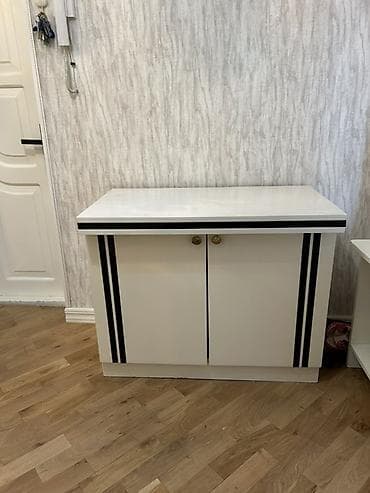 Ağ rəngdə, kompakt ikiqapılı dolab - Dizayn: Ağ korpus, ön panellərdə